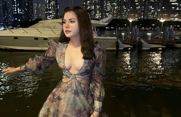Hot girl Ngọc Khanh gây chú ý trên mạng xã hội khi đăng tải clip diện váy xẻ sâu đi dạo bên bờ sông Sài Gòn.
