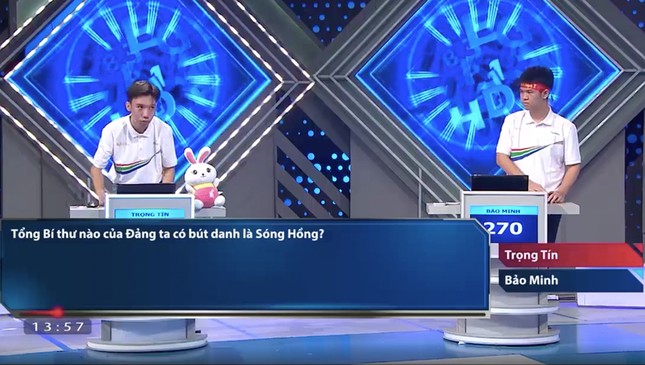 Trọng Tín và Bảo Minh bước vào phần thi phụ với câu hỏi loại trực tiếp.