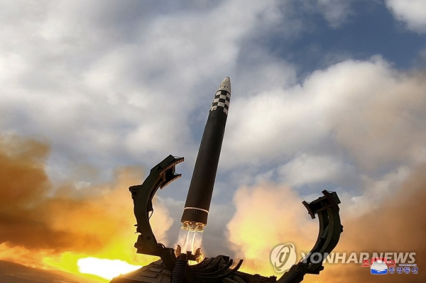 Triều Tiên phóng tên lửa đạn đạo xuyên lục địa Hwasong-17 vào năm 2022. Ảnh: KCNA