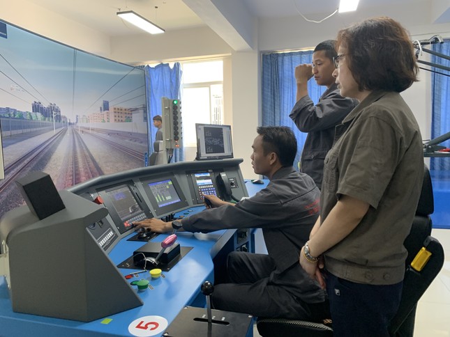 Sinh viên Lào thực hành trên hệ thống mô phỏng lái tàu ngày 17/6 ở Côn Minh