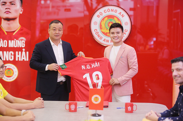 Chữ ký của Quang Hải giúp CAHN chạm tay vào chức vô địch V.League 2023.