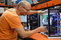 Thời trang Hi-tech - Vì sao vỏ máy tính có "cửa mở" bên trái?