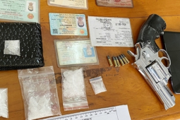 Giao dịch ma tuý kiêm luôn “cò” mua bán súng