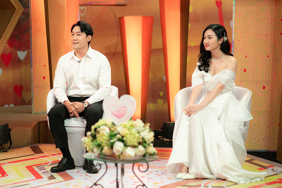 Choi Sang Yong (33 tuổi) và vợ Trần Khang Thuỵ (23 tuổi)