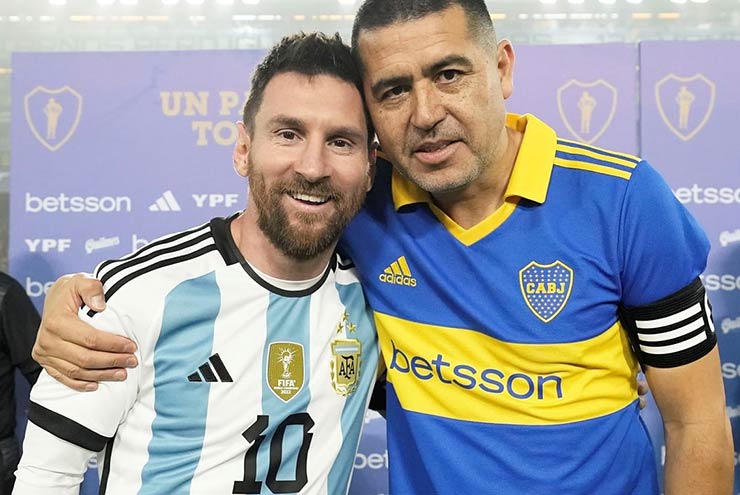Messi và Riquelme trước trận đấu tri ân, Messi đeo băng đội trưởng ĐT Argentina còn Riquelme là thủ quân của Boca Juniors