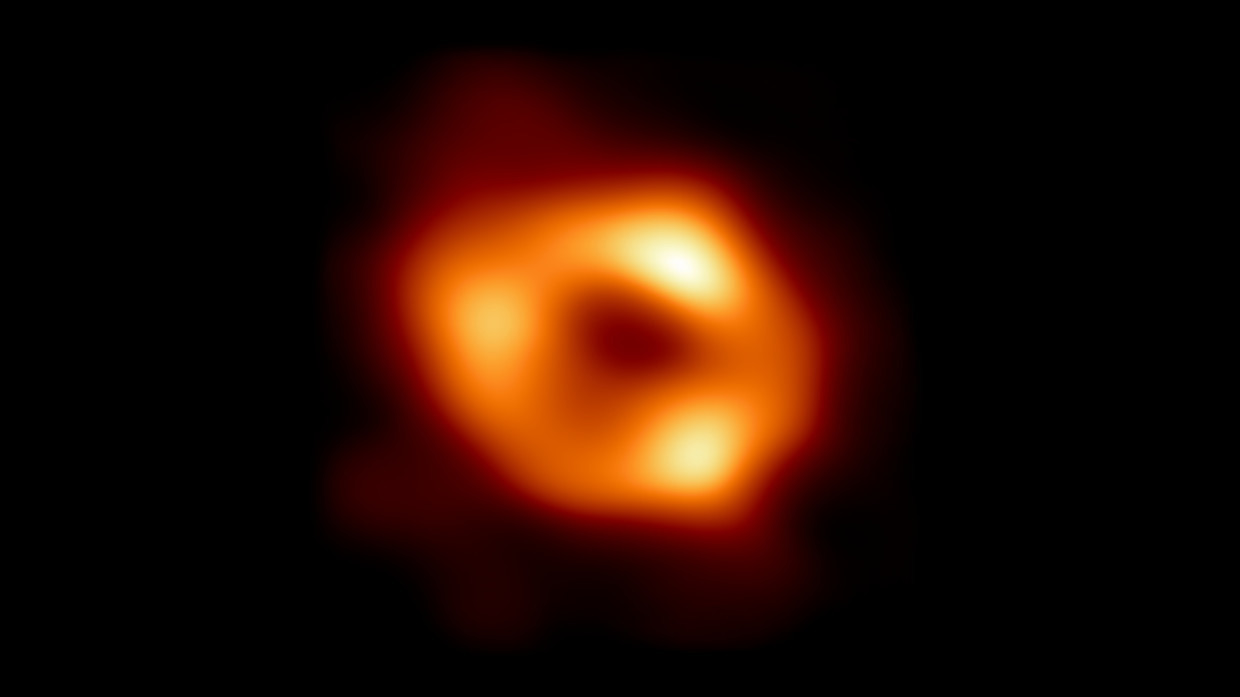 Hình ảnh đầu tiên về hố đen nặng gấp 4 triệu lần Mặt trời nằm ở trung tâm Dải Ngân hà.