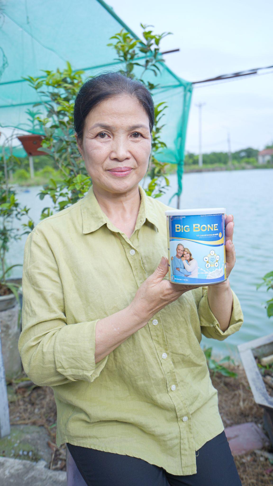 Cô Nguyễn Thị Loan cùng sản phẩm&nbsp;Big Bone