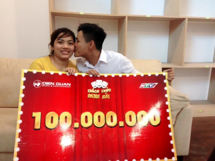 Hình ảnh phần thi diễn lại cảnh lần đầu tỏ tình vợ giúp Lê Tấn Lợi giành được 100 triệu đồng