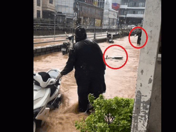 Clip: Cảm động cảnh giải cứu xe máy trên đường ngập nước như sông - 1