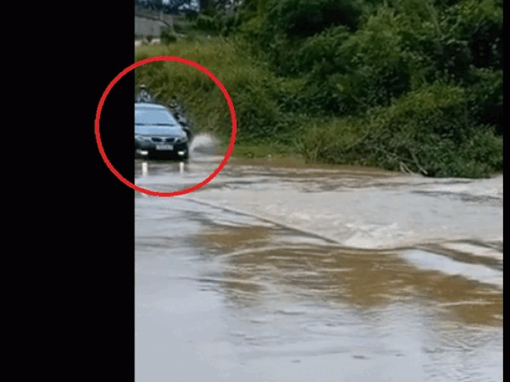 Clip: Phi ôtô xuống đường ngập nước thế này bị chỉ trích không ngớt - 1