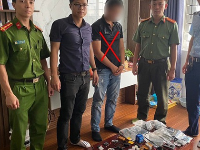 Thị trường - Tiêu dùng - Nam thanh niên mua hàng chục bộ nghe lén, camera siêu nhỏ từ nước ngoài, mang về Hà Nội bán giá 6 triệu để phục vụ gian lận thi THPT Quốc gia