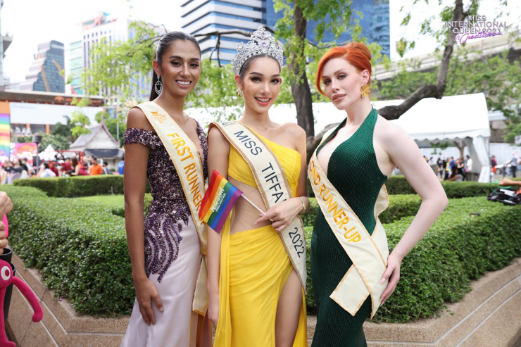Một ngày sau đêm chung kết, Melony
Munro cùng các người đẹp trong top 3 tham gia diễu hành tại
Bangkok, Thái Lan. Mặc dù đối diện với làn sóng chỉ trích của dư
luận, Melony Munro vẫn rạng rỡ, tự tin.