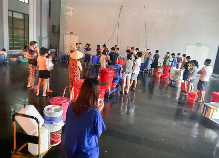 Cư dân một chung cư tại Hà Nội thức đêm lấy nước sạch dịp cuối tháng 9-2022 (Ảnh: Phi Hùng)