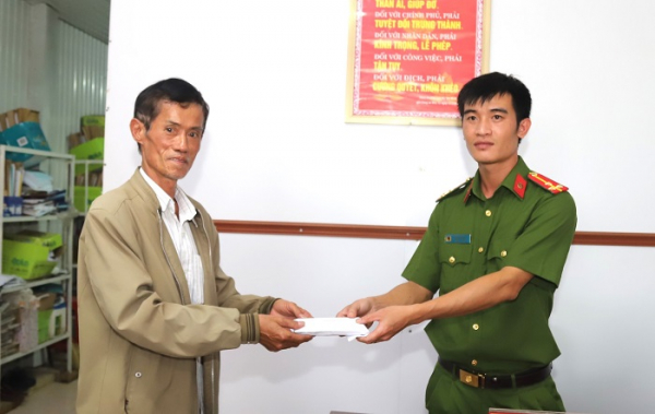 Ông Đỗ Thành Nhơn giao nộp 37 triệu đồng nhặt được từ cây ATM cho cơ quan Công an.