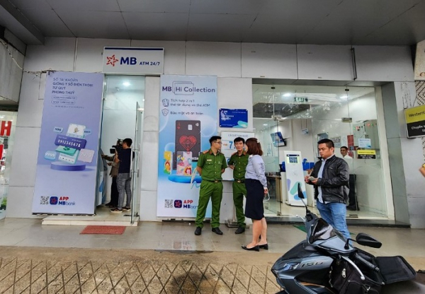 Lực lượng công an tới ngân hàng để xác minh.​​​​