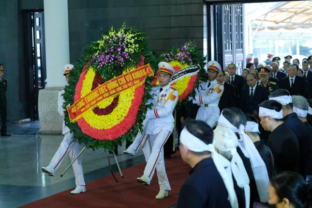 Đoàn Ban Chấp hành Trung ương Đảng viếng đồng chí Vũ Khoan.