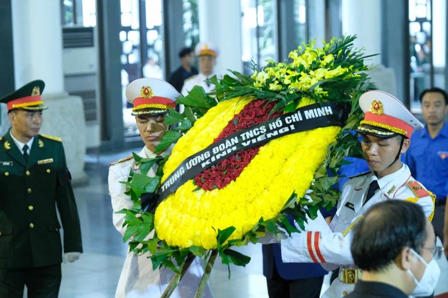 Đoàn Trung ương Đoàn TNCS Hồ Chí Minh do anh Bùi Quang Huy, Uỷ viên dự khuyết Trung ương Đảng, Bí thư thứ nhất Trung ương Đoàn làm trưởng đoàn vào viếng.