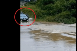 Clip: Phi ôtô xuống đường ngập nước thế này bị chỉ trích không ngớt