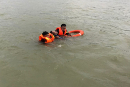 Tin tức trong ngày - Người phụ nữ trôi trên sông Lam nói 'để chị chết' khi cảnh sát tiếp cận