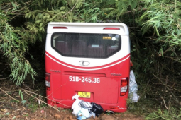 Tin tức trong ngày - Xe khách chở 25 người lao xuống vực ở Bình Thuận