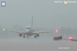 Thế giới - Mỹ: Máy bay chở đầy người bị sét đánh trúng trên đường băng