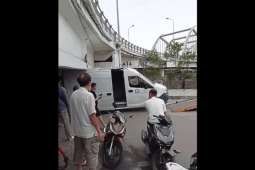 Ô tô - Clip: Tài xế thiếu quan sát khiến ô tô mắc kẹt dưới gầm cầu vượt