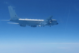 Thế giới - Video: Chiến đấu cơ Su-27 Nga chặn máy bay do thám Anh ở Biển Đen