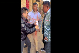 Clip hài hước - Clip: Trò chơi giật dây kẹp thịt và cái kết "cực thốn"