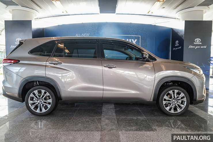 Ảnh thực tế Toyota Innova 2023 màu nâu đồng vừa ra mắt - 4