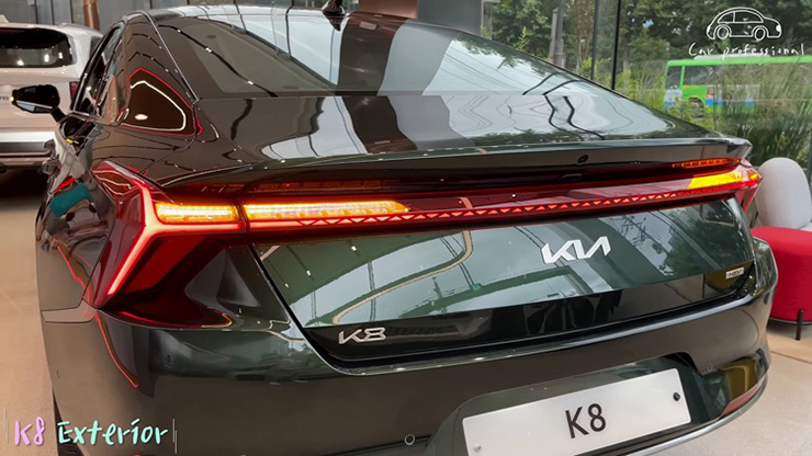 KIA K8 là mẫu xe đại diện cho tham vọng bước lên một tầm cao sang trọng mới của thương hiệu Hàn với nhiều chi tiết được chế tạo tinh xảo như xe Đức.