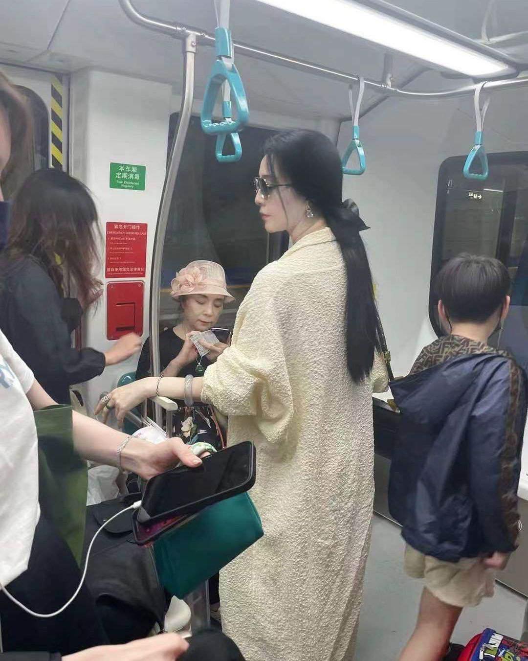 Phạm Băng Băng "gây sốt" khi bị chụp lén trên tàu điện ngầm. Đây không phải là lần đầu tiên nữ diễn viên nhận được nhiều lời tán thưởng với hình ảnh qua ống kính camera thường.