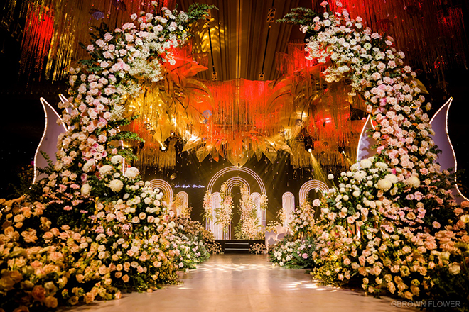 Không gian được lấy cảm hứng từ những viên đá quý, kết hợp với gần một tấn hoa tươi đà lạt tạo nên một tổng thể vô cùng bắt mắt sang trọng.