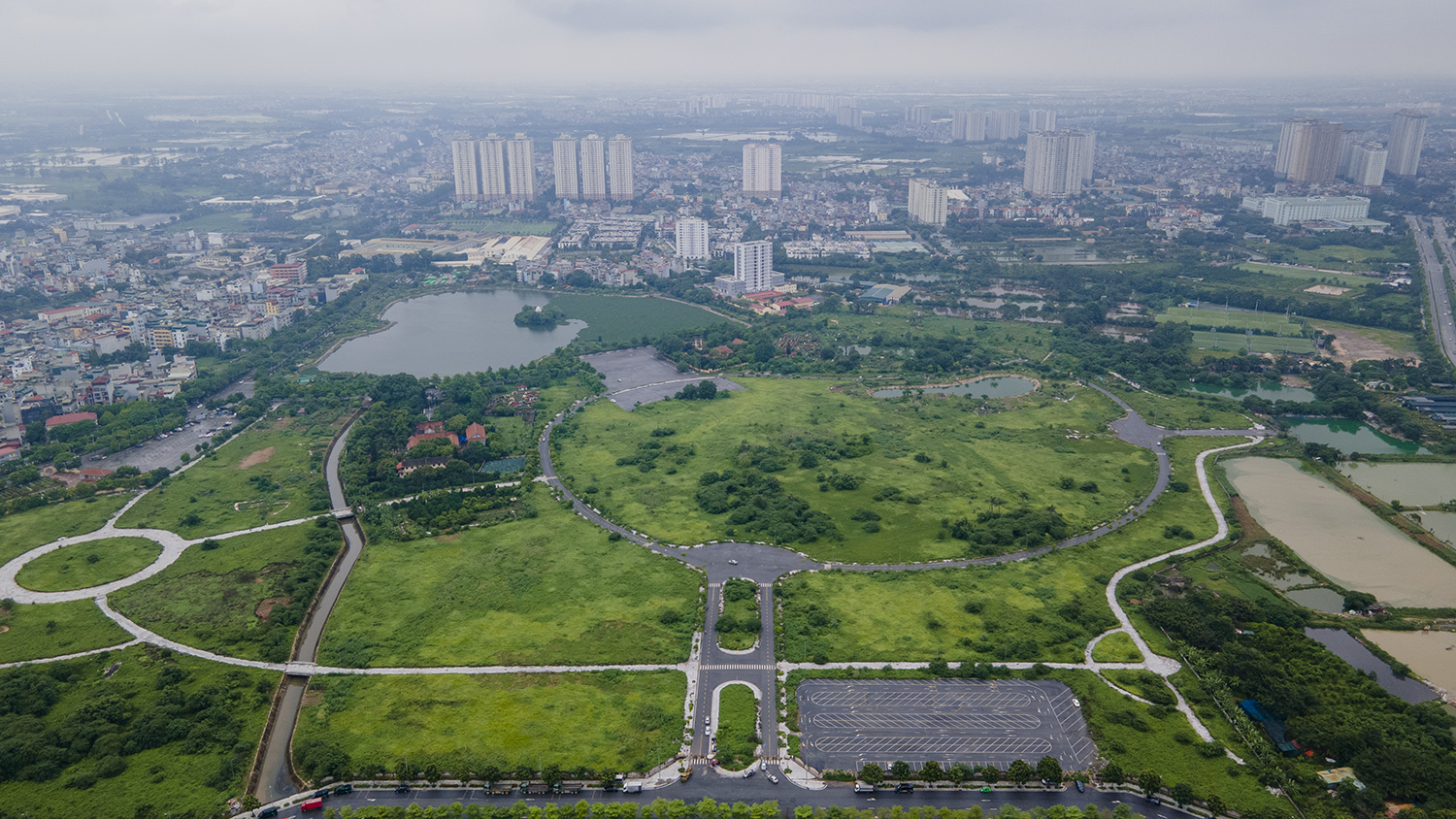 Công viên Chu Văn An (xã Thanh Liệt, huyện Thanh Trì, Hà Nội) có diện tích hơn 50ha, được kỳ vọng trở thành “lá phổi xanh” mang lại không khí trong lành cho cư dân khu vực Tây Nam Hà Nội.