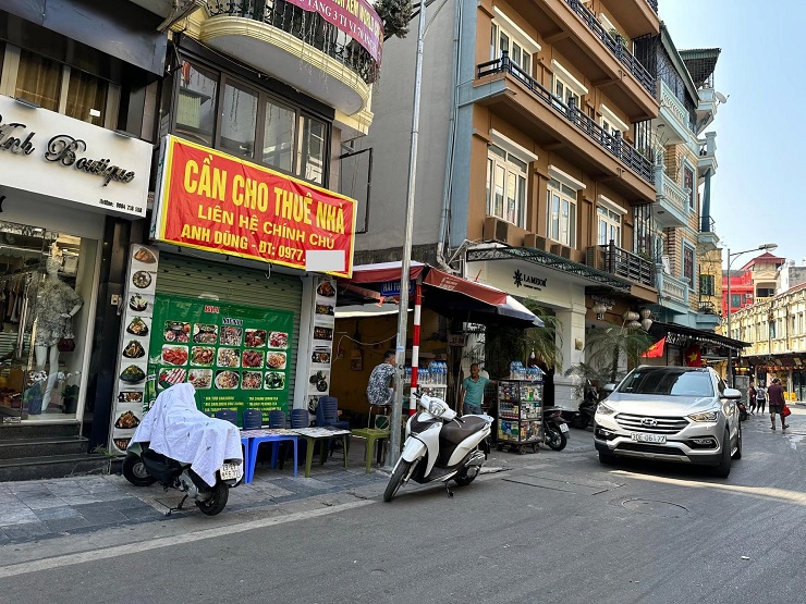 Hàng loạt nhà phố đóng cửa treo biển "cho thuê"