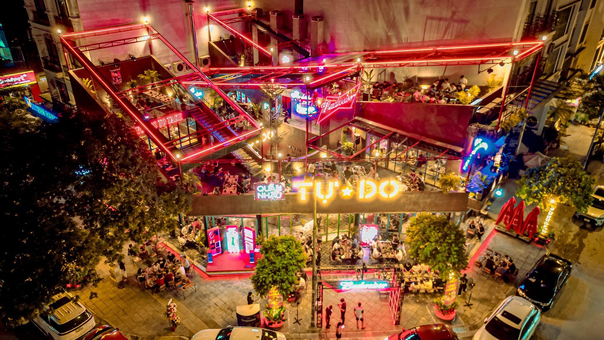 Quán Nhậu Tự Do 68 Khúc Thừa Dụ - Cầu Giấy với phong cách thời thượng cùng đa dạng không gian: sân vườn - ban công - phòng riêng