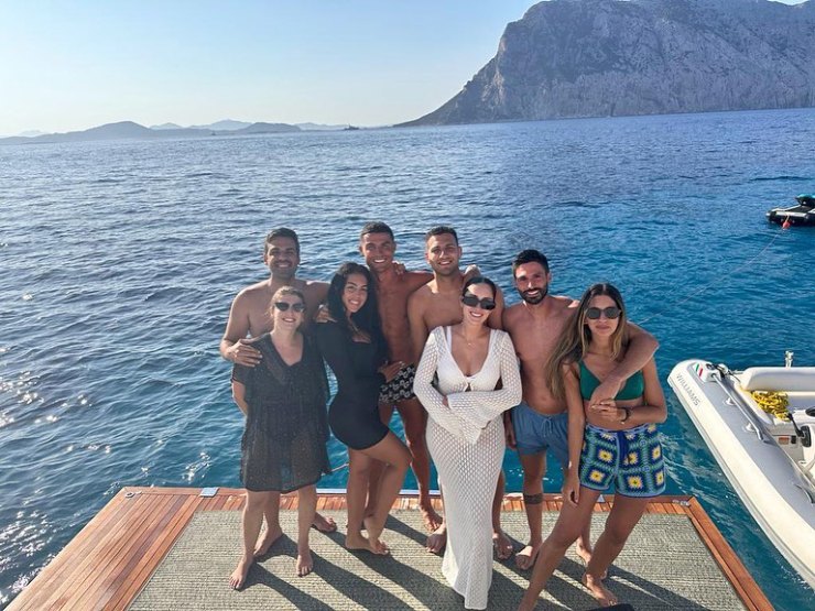 Ronaldo tận hưởng kỳ nghỉ hè với bạn bè, trong đó có cả Dalot