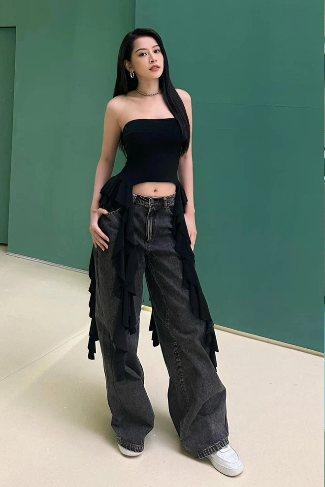 Chi Pu diện áo croptop "sứa biển" phối với quần jean bụi bặm tại show "Đạp gió 2023".