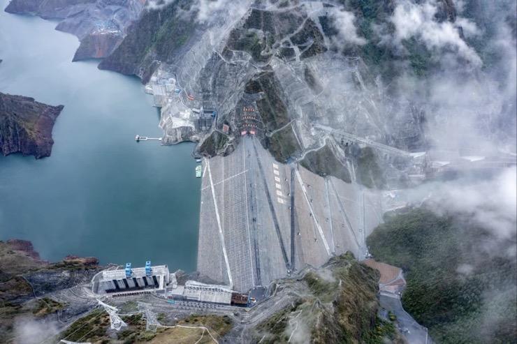 Nhà máy quang - thủy điện lớn nhất thế giới ở Trung Quốc đi vào hoạt động hôm 25/6.