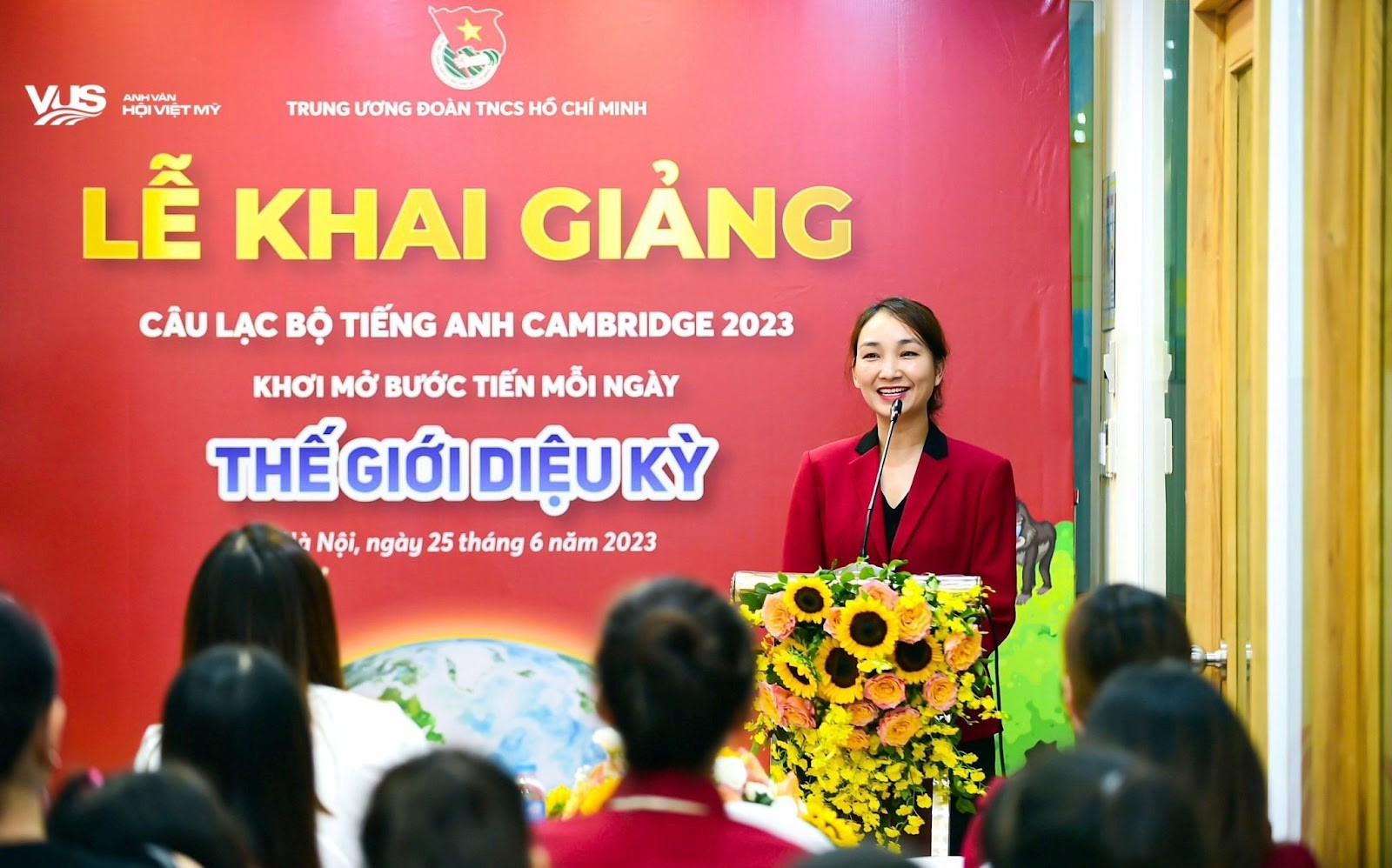 Chị Vũ Thị Phượng - Giám đốc Marketing Anh Văn Hội Việt Mỹ phát biểu tại Lễ khai giảng