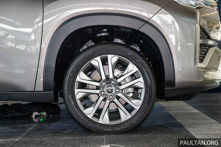 Ảnh thực tế Toyota Innova 2023 màu nâu đồng vừa ra mắt - 9