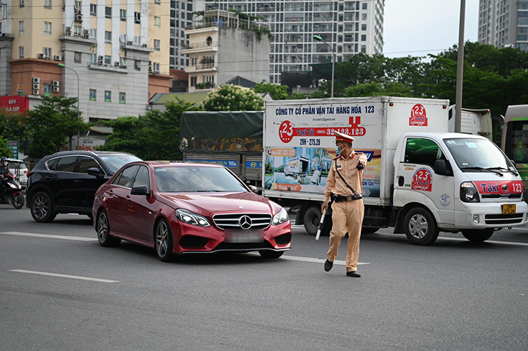 Cảnh sát dừng phương tiện của tài xế ô tô Mercedes.