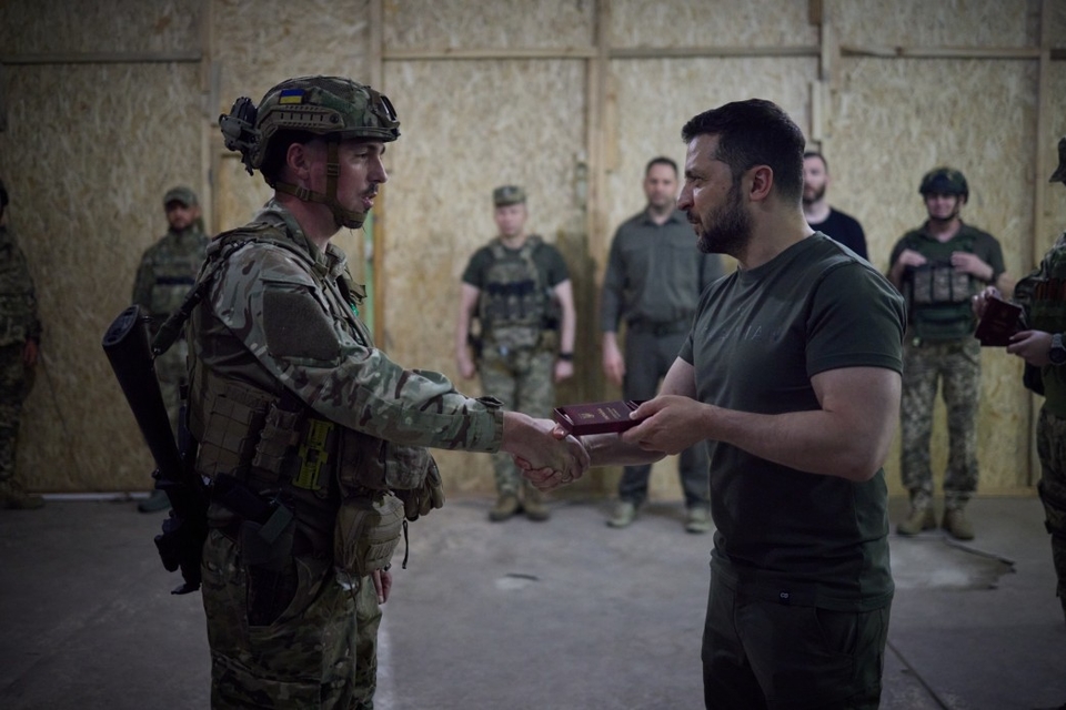 Ông Zelensky tới thăm một đơn vị ở tiền tuyến, trao huân chương cho các binh sĩ.