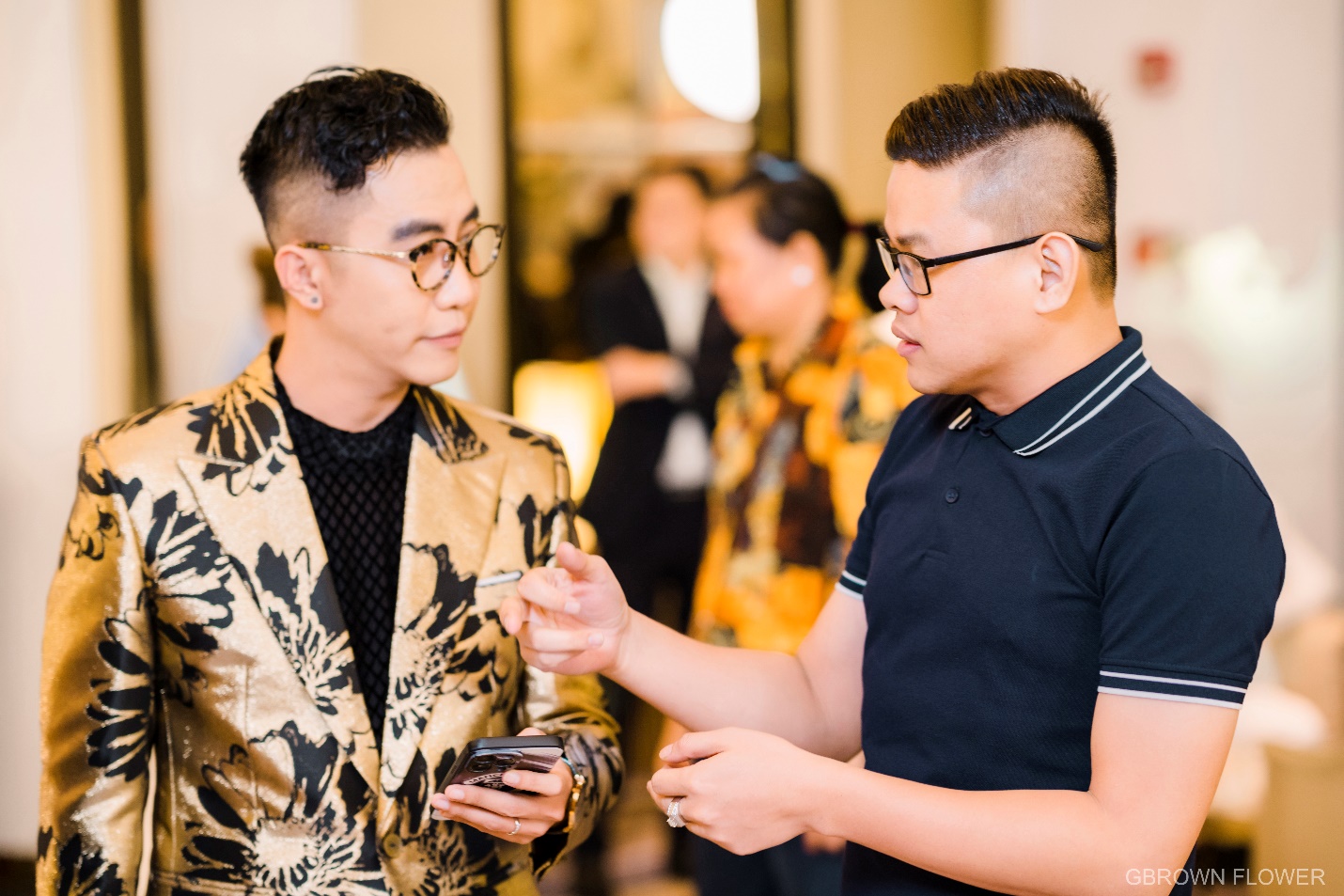 Hai gương mặt được gửi gắm tạo nên thành công cho buổi lễ, bên trái Hoàng Rapper – MC chính, bên phải Simon Tứ - đạo diễn hình ảnh.