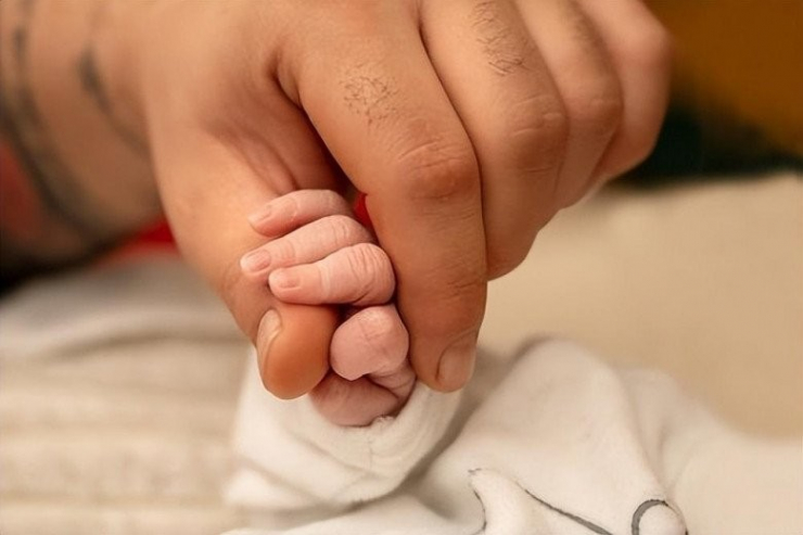 Vợ nằm liệt giường bỗng phát hiện bụng to dần, đứa trẻ chào đời khiến chồng ôm mặt khóc - 7