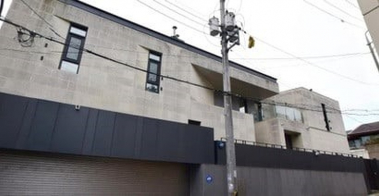 Tháng 2 vừa qua, Allkpop và nhiều báo Hàn đưa tin, Lisa - thành viên nhóm BlackPink trở thành chủ sở hữu mới của một biệt thự sang trọng nằm ở Seongbuk-dong, ngôi làng giàu truyền thống ở Seoul, Hàn Quốc. Ảnh: Allkpop