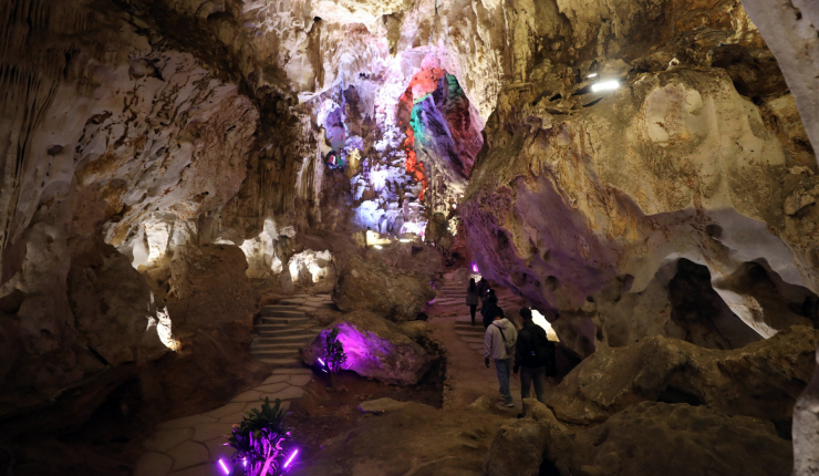 Không gian trong hang động khiến du khách có cảm giác đang lạc vào thế giới của những câu chuyện kiếm hiệp kỳ bí cách đây hàng trăm năm.