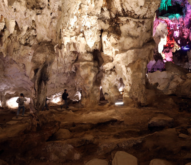 Trong hang có rất nhiều khối đá hình thù kỳ lạ.