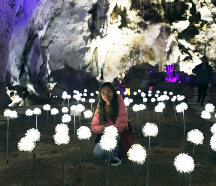 Nhiều du khách rất thích thú khi đến tham quan hang Chim Thần.