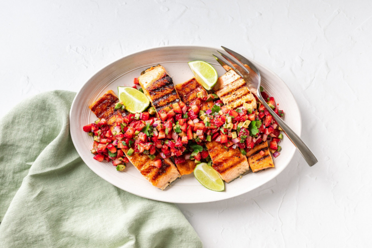 Một món ăn của Mexico gồm cá hồi nướng dùng kèm sốt salsa với dâu và quả bơ là một lựa chọn kết hợp thú vị giữa các thực phẩm tốt cho sức khỏe khác nhau (Ảnh minh họa từ Internet)