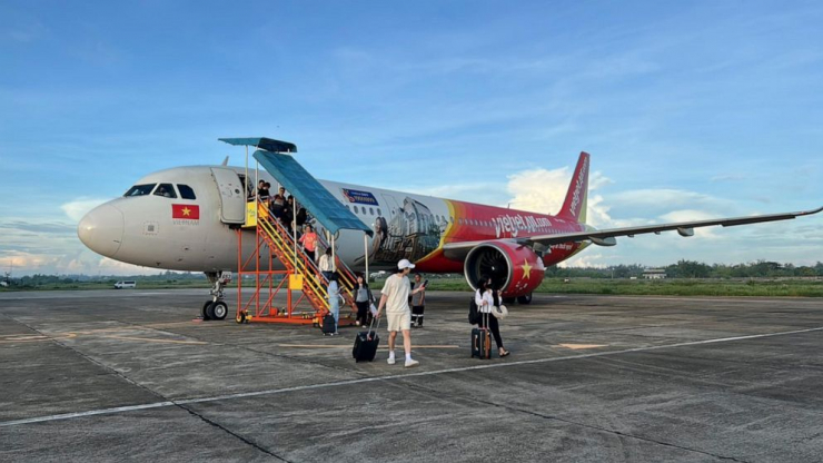 Hành khách rời khỏi chiếc máy bay Airbus A321 của Vietjet tại sân bay quốc tế Laoag ở tỉnh Ilocos Norte, miền bắc Philippines vào ngày 28-6-2023